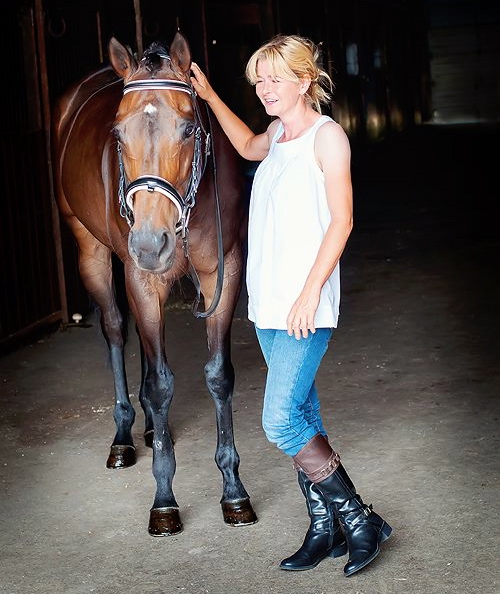 Molloy brings the shine out in her sale horses before having their glamor shots done. Photo by Cecillia B Photography